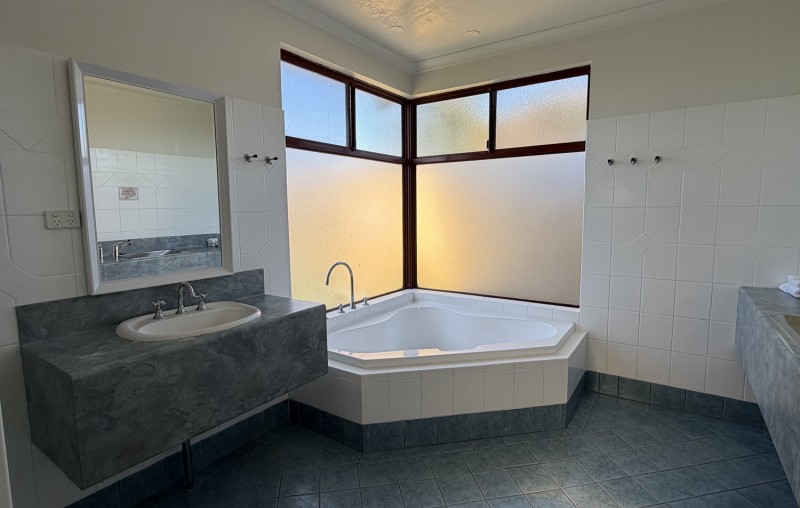 BIG4 middleton beach family bathroom bathtub