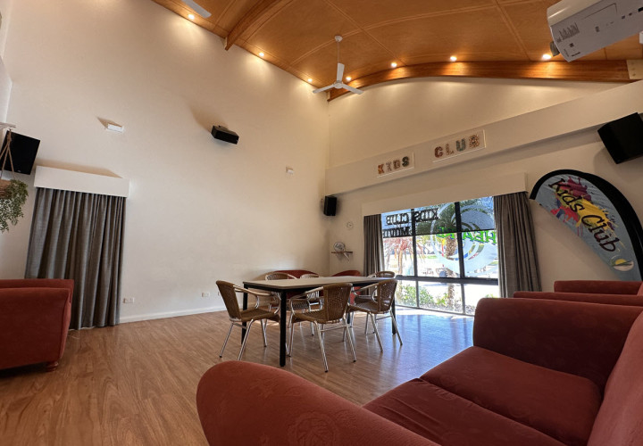 BIG4 Middleton Beach Conferences Meetings Conference Room with projector 1 1200px