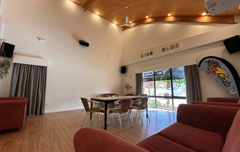 BIG4 Middleton Beach Conferences Meetings Conference Room with projector 1 1200px