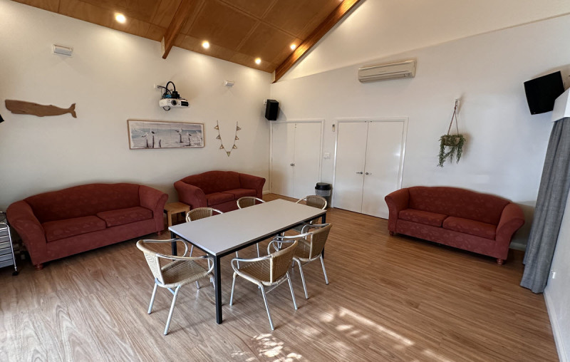 BIG4 Middleton Beach Conferences Meetings Conference Room with projector 3 1200px