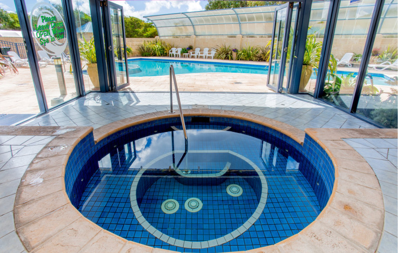 MB Pool 1500px 02