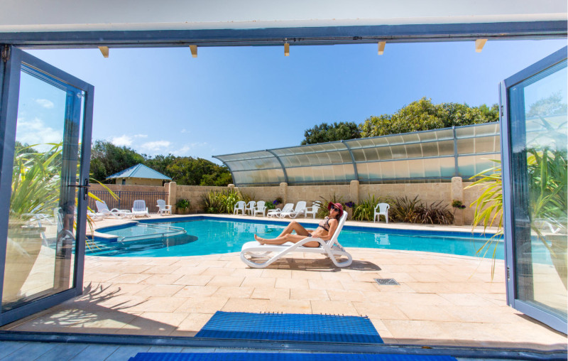 MB Pool 1500px 05