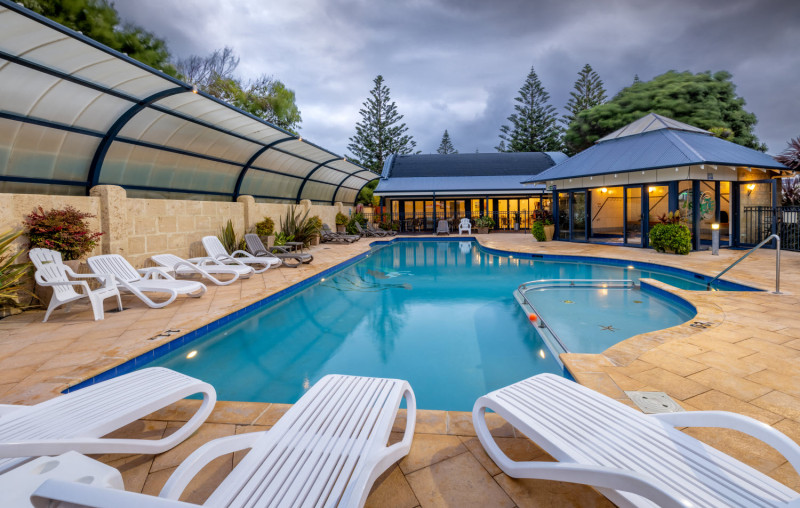 MB Pool 1500px 26